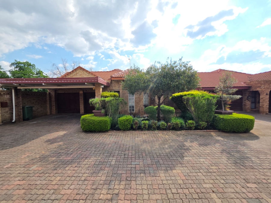 3 Bedroom Property for Sale in Van Der Hoff Park North West